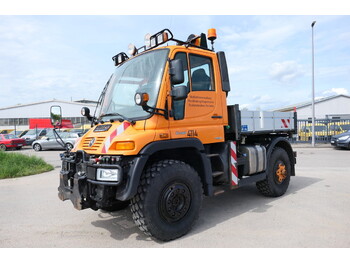 Φορτηγό με ανοιχτή καρότσα UNIMOG U400