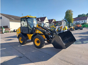 Ελαστιχοφόρος φορτωτής JCB 409