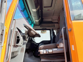 Interior photo 1: Leasing MAN TGA 26.440 6X2-2 LL TGA 26.440 6X2-2 LL, Intarder, Liftachse, LBW BÄR unterfaltbar MAN TGA 26.440 6X2-2 LL TGA 26.440 6X2-2 LL, Intarder, Liftachse, LBW BÄR unterfaltbar