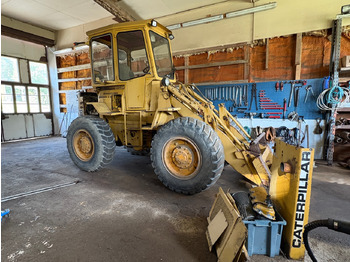 Ελαστιχοφόρος φορτωτής CATERPILLAR 910