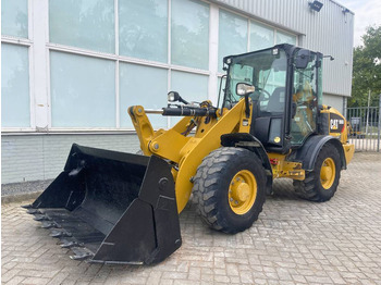Ελαστιχοφόρος φορτωτής CATERPILLAR 906M