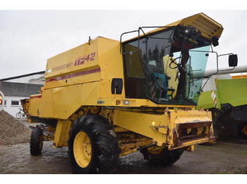 Θεριζοαλωνιστική μηχανή New Holland TF 42: φωτογραφία 3