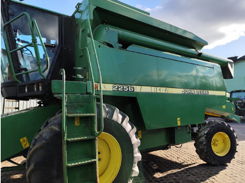 Θεριζοαλωνιστική μηχανή JOHN DEERE 2256