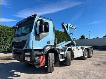 Φορτηγό φόρτωσης γάντζου IVECO Trakker