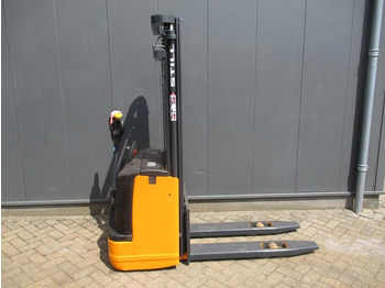 Μηχάνημα στοίβαξης STILL