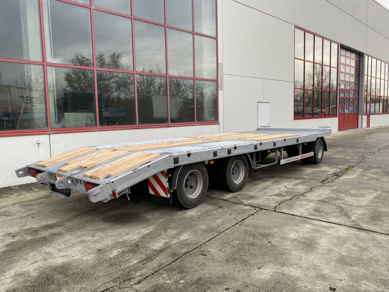 Möslein T 3-P9,2 OR 3 Achs Tieflader gerader Ladefläche 9 m, Neufahrzeug - Ρυμούλκα με χαμηλό δάπεδο: φωτογραφία 4 Möslein T 3-P9,2 OR 3 Achs Tieflader gerader Ladefläche 9 m, Neufahrzeug - Ρυμούλκα με χαμηλό δάπεδο: φωτογραφία 4