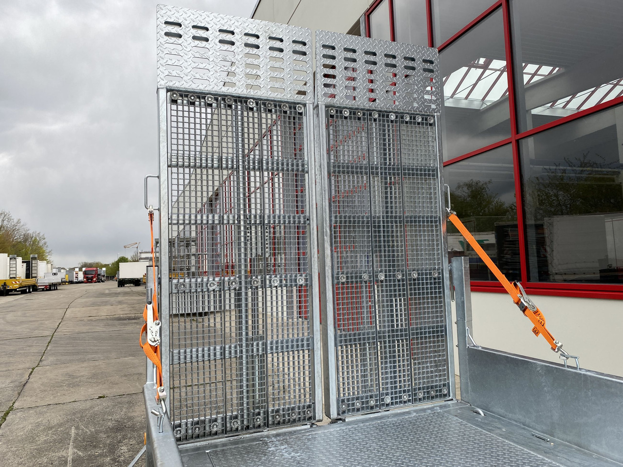 Möslein TT 11-E6x2 hydr. Rampen Tieflader für Fräsen breiten hydraulischen Rampen, Neu - Ρυμούλκα με χαμηλό δάπεδο: φωτογραφία 2 Möslein TT 11-E6x2 hydr. Rampen Tieflader für Fräsen breiten hydraulischen Rampen, Neu - Ρυμούλκα με χαμηλό δάπεδο: φωτογραφία 2