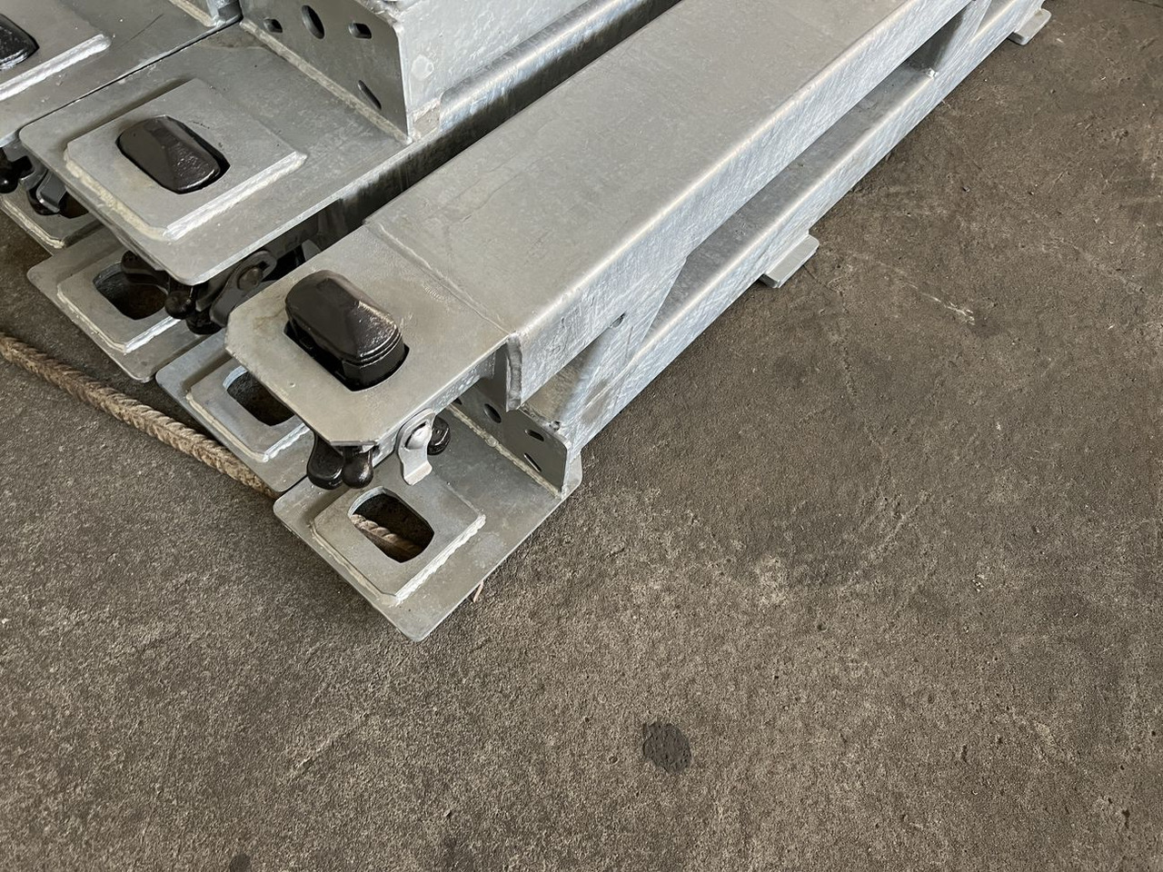 Müller Mitteltal Ausgleichsbock für Satteltieflader incl. Conatinerverschlüssen - Επικαθήμενο με χαμηλό δάπεδο: φωτογραφία 5 Müller Mitteltal Ausgleichsbock für Satteltieflader incl. Conatinerverschlüssen - Επικαθήμενο με χαμηλό δάπεδο: φωτογραφία 5