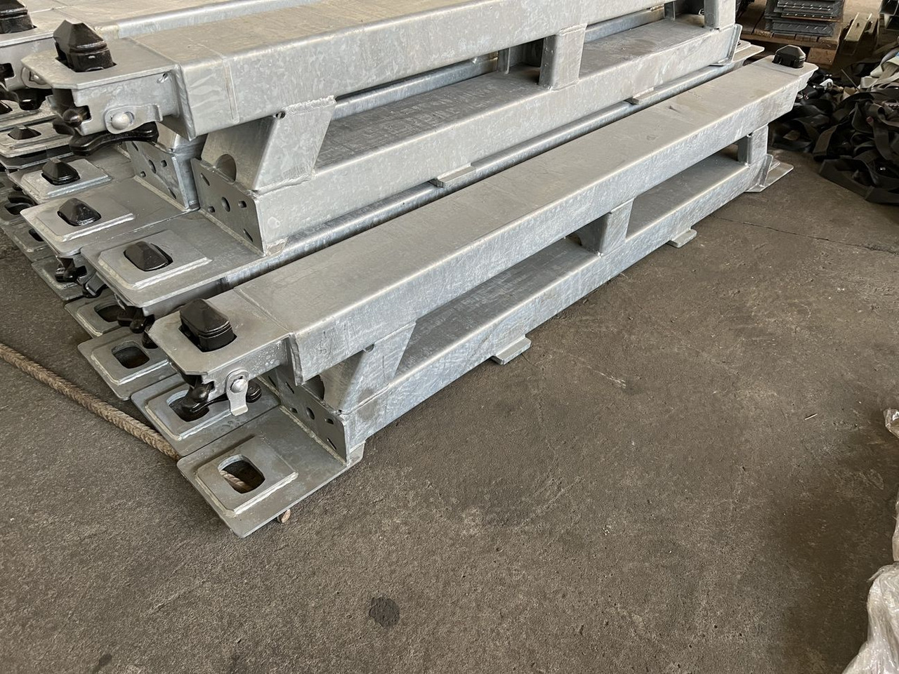 Müller Mitteltal Ausgleichsbock für Satteltieflader incl. Conatinerverschlüssen - Επικαθήμενο με χαμηλό δάπεδο: φωτογραφία 4 Müller Mitteltal Ausgleichsbock für Satteltieflader incl. Conatinerverschlüssen - Επικαθήμενο με χαμηλό δάπεδο: φωτογραφία 4