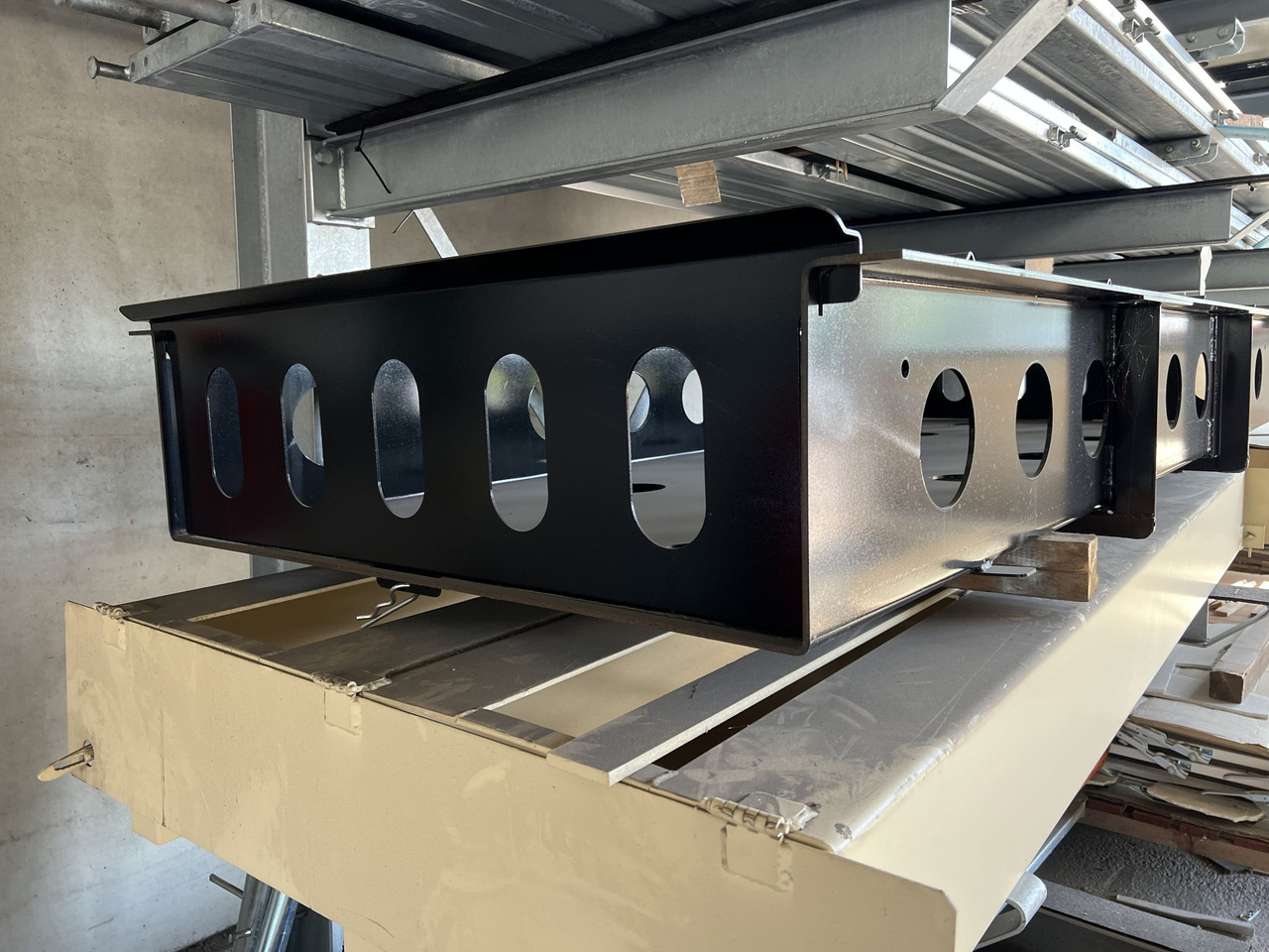 Müller Mitteltal Staufach für Alu- Rampen - Επικαθήμενο με χαμηλό δάπεδο: φωτογραφία 3 Müller Mitteltal Staufach für Alu- Rampen - Επικαθήμενο με χαμηλό δάπεδο: φωτογραφία 3