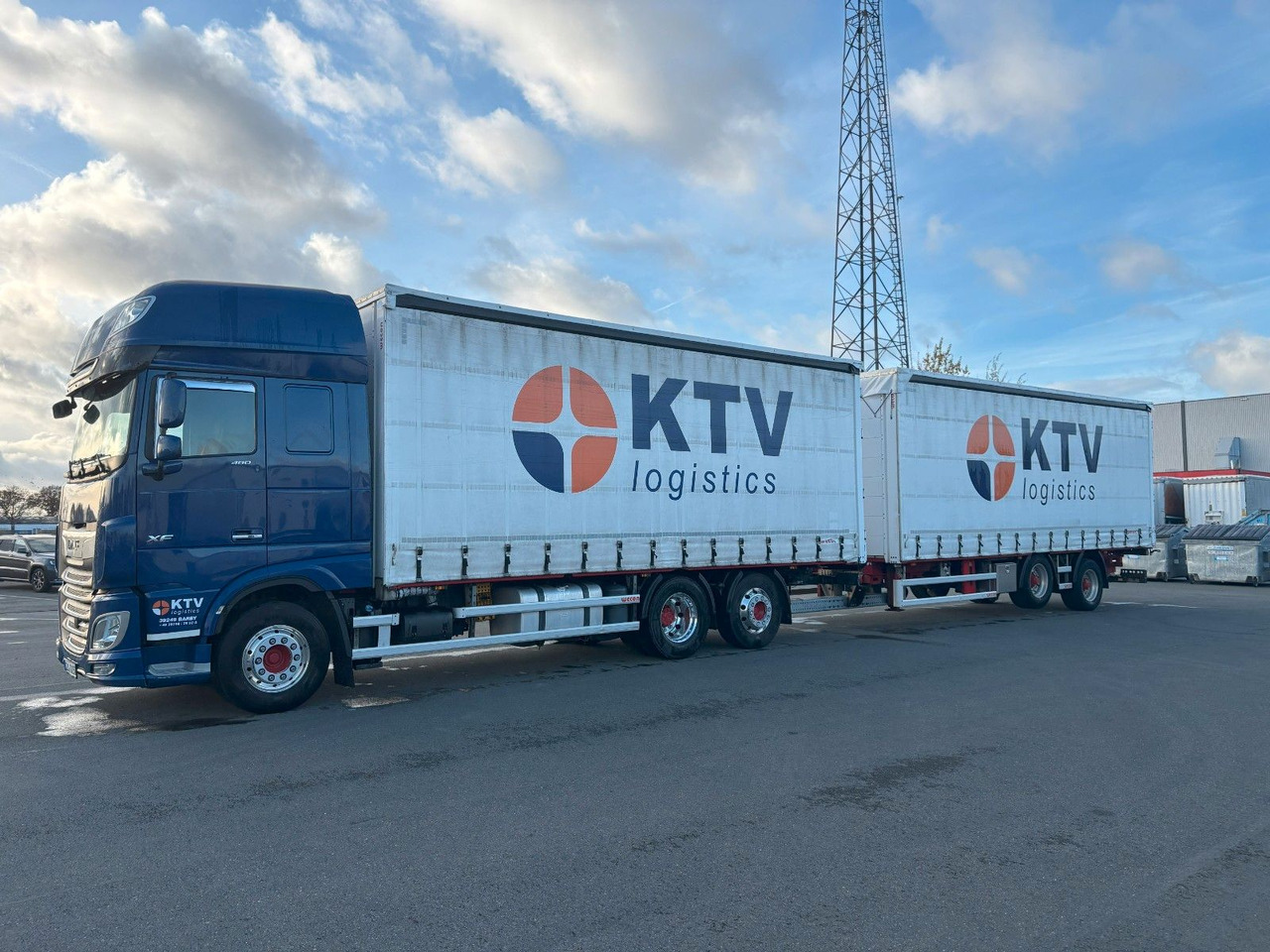 DAF SSC XF 480 Jumbo + Anh Wecon Staplerhalterung - Φορτηγό μουσαμάς, Τρέιλερ κουρτίνα: φωτογραφία 1 DAF SSC XF 480 Jumbo + Anh Wecon Staplerhalterung - Φορτηγό μουσαμάς, Τρέιλερ κουρτίνα: φωτογραφία 1