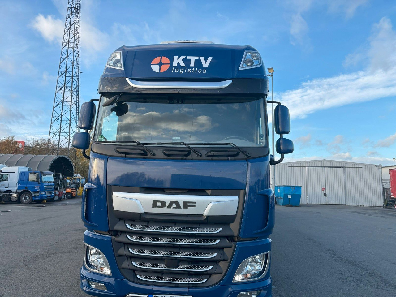 DAF SSC XF 480 Jumbo + Anh Wecon Staplerhalterung - Φορτηγό μουσαμάς, Τρέιλερ κουρτίνα: φωτογραφία 3 DAF SSC XF 480 Jumbo + Anh Wecon Staplerhalterung - Φορτηγό μουσαμάς, Τρέιλερ κουρτίνα: φωτογραφία 3