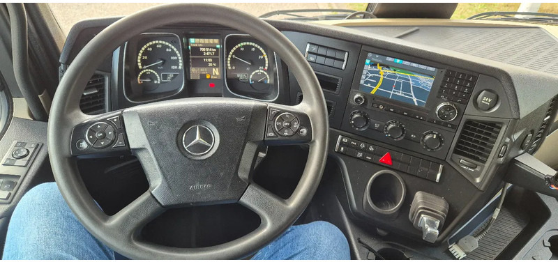 Interior photo 2: Leasing Mercedes-Benz Actros 1833 Mercedes-Benz Actros 1833 Interior photo 2: Leasing Mercedes-Benz Actros 1833 Mercedes-Benz Actros 1833