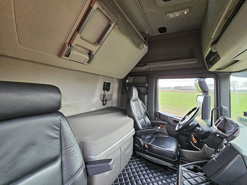 Interior photo 2: Τράκτορας Scania R650 6X4 RETARDER LED