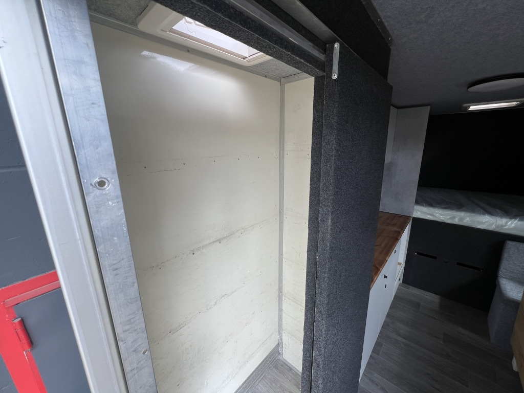 Iveco Daily 35S14 Klima Orig.127'km Küche Doppelbett - Τροχόσπιτο: φωτογραφία 3 Iveco Daily 35S14 Klima Orig.127'km Küche Doppelbett - Τροχόσπιτο: φωτογραφία 3