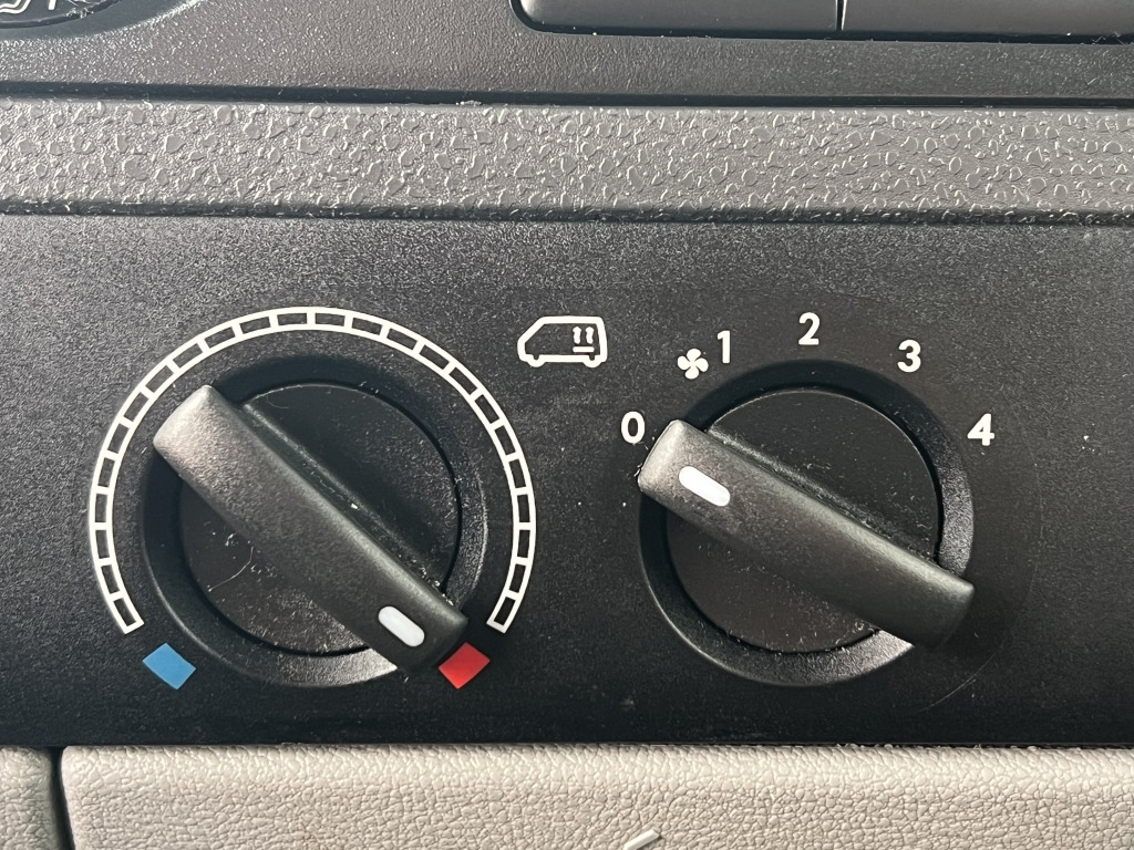 VW T5 Kombi 2,0 TDI BlueMotion Klima 9-Sitzer - Αυτοκίνητο: φωτογραφία 2 VW T5 Kombi 2,0 TDI BlueMotion Klima 9-Sitzer - Αυτοκίνητο: φωτογραφία 2