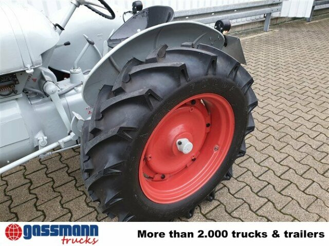 Traktor DL25 - Τρακτέρ: φωτογραφία 2 Traktor DL25 - Τρακτέρ: φωτογραφία 2