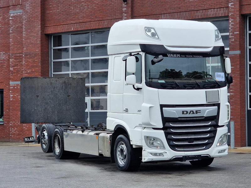DAF XF 530 SuperSpaceCab 6x2*4 - Chassis 740 cm - Loadlift - Steering axle - Leather - - Φορτηγό σασί: φωτογραφία 1 DAF XF 530 SuperSpaceCab 6x2*4 - Chassis 740 cm - Loadlift - Steering axle - Leather - - Φορτηγό σασί: φωτογραφία 1