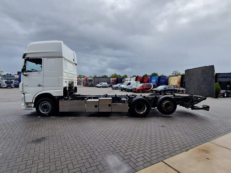DAF XF 530 SuperSpaceCab 6x2*4 - Chassis 740 cm - Loadlift - Steering axle - Leather - - Φορτηγό σασί: φωτογραφία 4 DAF XF 530 SuperSpaceCab 6x2*4 - Chassis 740 cm - Loadlift - Steering axle - Leather - - Φορτηγό σασί: φωτογραφία 4