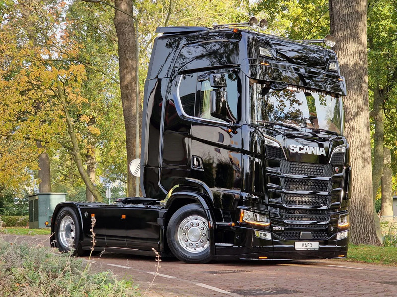 Scania 590S V8 NGS Highline 4x2 - New show truck - Full spec - Retarder - Leather - Full air - BUFFL - Τράκτορας: φωτογραφία 1 Scania 590S V8 NGS Highline 4x2 - New show truck - Full spec - Retarder - Leather - Full air - BUFFL - Τράκτορας: φωτογραφία 1