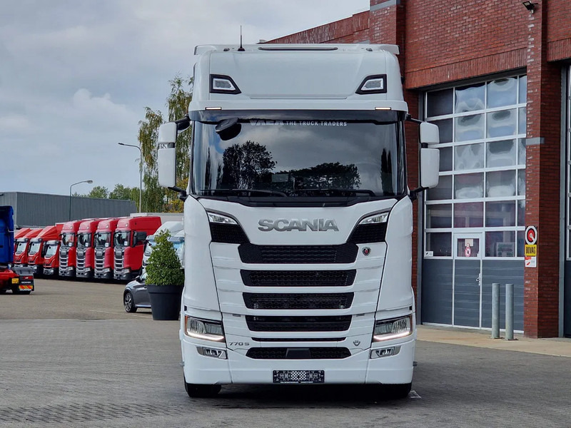 Scania 770S V8 NGS Highline 6x2/4 - New - Old dashboard - Full spec - Retarder - Night clima - Led - Leather - Navi - Τράκτορας: φωτογραφία 2 Scania 770S V8 NGS Highline 6x2/4 - New - Old dashboard - Full spec - Retarder - Night clima - Led - Leather - Navi - Τράκτορας: φωτογραφία 2