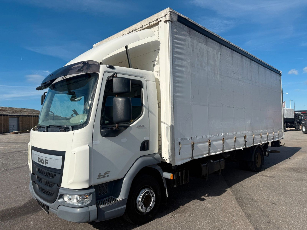 DAF LF 45 /220 4x2 Curtainsider and Taillift Euro 6 - Φορτηγό μουσαμάς: φωτογραφία 1 DAF LF 45 /220 4x2 Curtainsider and Taillift Euro 6 - Φορτηγό μουσαμάς: φωτογραφία 1
