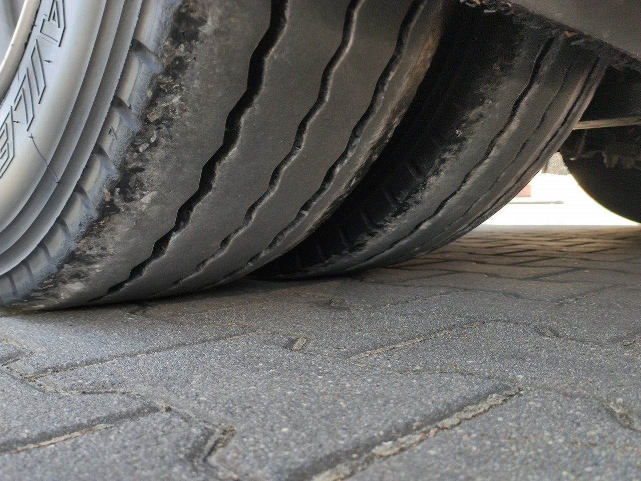 Επικαθήμενο με χαμηλό δάπεδο EMTECH Ład-33.3 tony 3osie Tylna oś skrętna Przednia Podnoszona: φωτογραφία 26 Επικαθήμενο με χαμηλό δάπεδο EMTECH Ład-33.3 tony 3osie Tylna oś skrętna Przednia Podnoszona: φωτογραφία 26