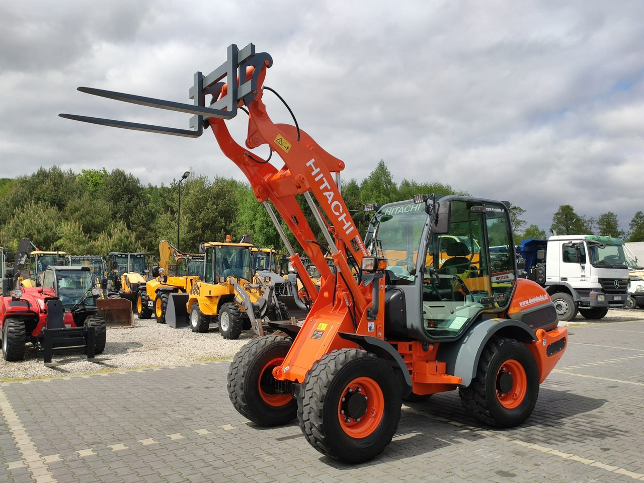 Hitachi ZW75 Wheel Loader Szybko-Złącze Widły Stan Bardzo Dobry - Ελαστιχοφόρος φορτωτής: φωτογραφία 1 Hitachi ZW75 Wheel Loader Szybko-Złącze Widły Stan Bardzo Dobry - Ελαστιχοφόρος φορτωτής: φωτογραφία 1