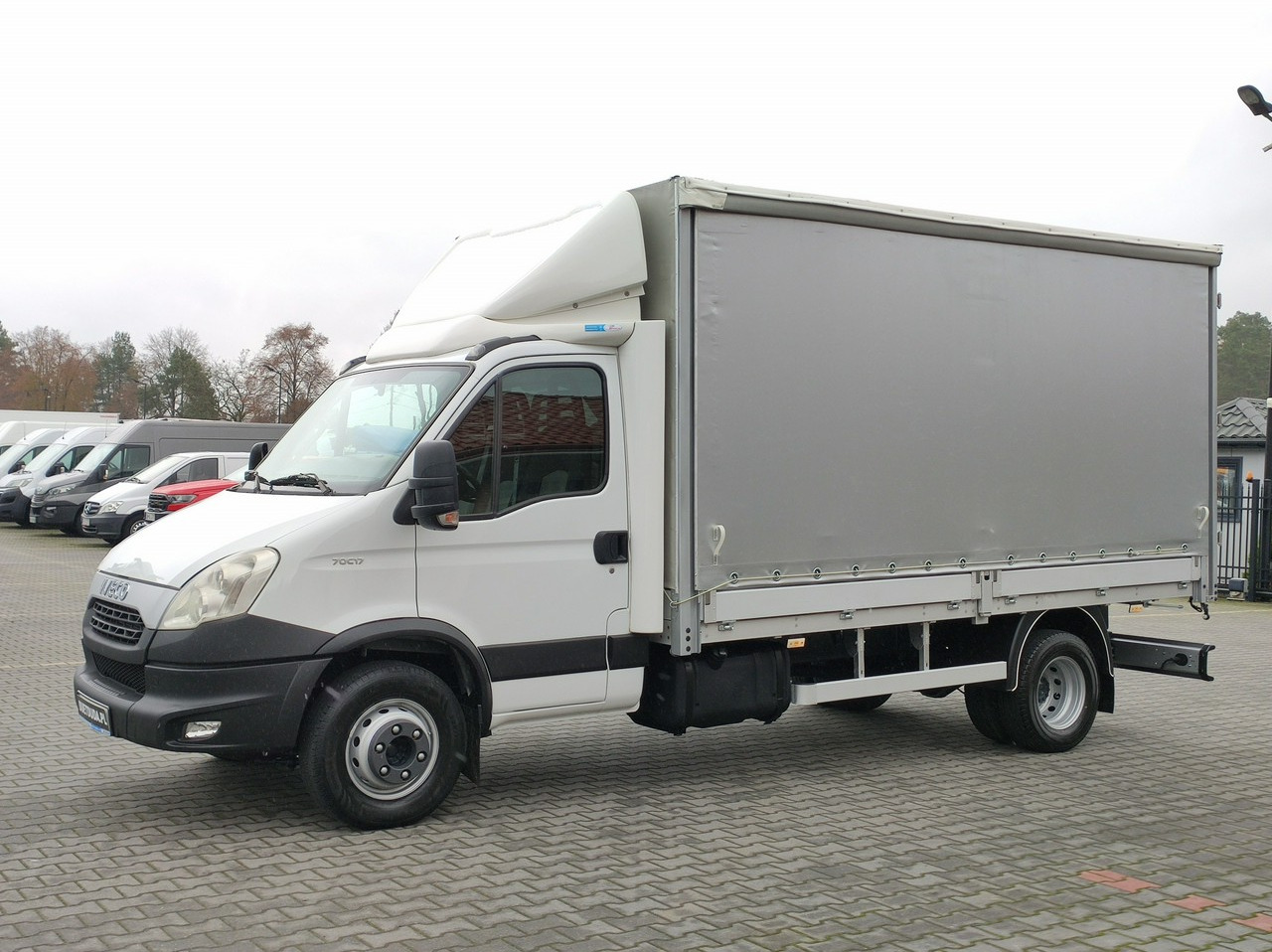 Iveco Daily 70C17 Firana Tył Drzwi Zadbany w Pełni Sprawny Super Stan - Επαγγελματικό αυτοκίνητο με μουσαμά: φωτογραφία 2 Iveco Daily 70C17 Firana Tył Drzwi Zadbany w Pełni Sprawny Super Stan - Επαγγελματικό αυτοκίνητο με μουσαμά: φωτογραφία 2