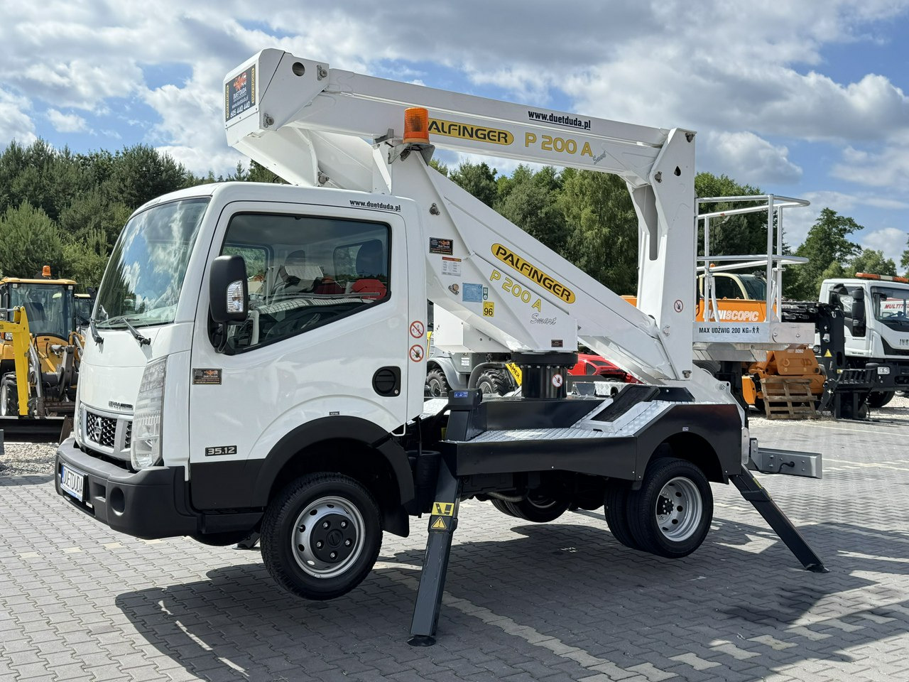 Nissan Cabstar - Φορτηγό με εναέρια πλατφόρμα: φωτογραφία 3 Nissan Cabstar - Φορτηγό με εναέρια πλατφόρμα: φωτογραφία 3