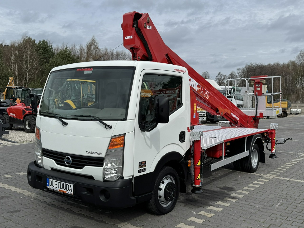 Nissan Cabstar - Φορτηγό με εναέρια πλατφόρμα: φωτογραφία 4 Nissan Cabstar - Φορτηγό με εναέρια πλατφόρμα: φωτογραφία 4