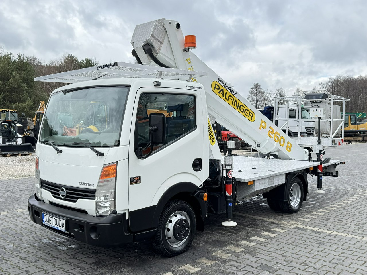 Nissan Cabstar - Φορτηγό με εναέρια πλατφόρμα: φωτογραφία 4 Nissan Cabstar - Φορτηγό με εναέρια πλατφόρμα: φωτογραφία 4