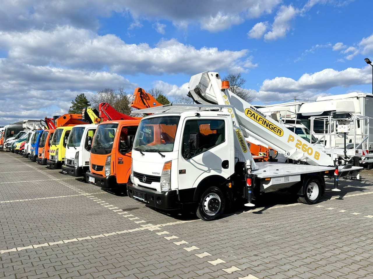 Nissan Cabstar - Φορτηγό με εναέρια πλατφόρμα: φωτογραφία 1 Nissan Cabstar - Φορτηγό με εναέρια πλατφόρμα: φωτογραφία 1