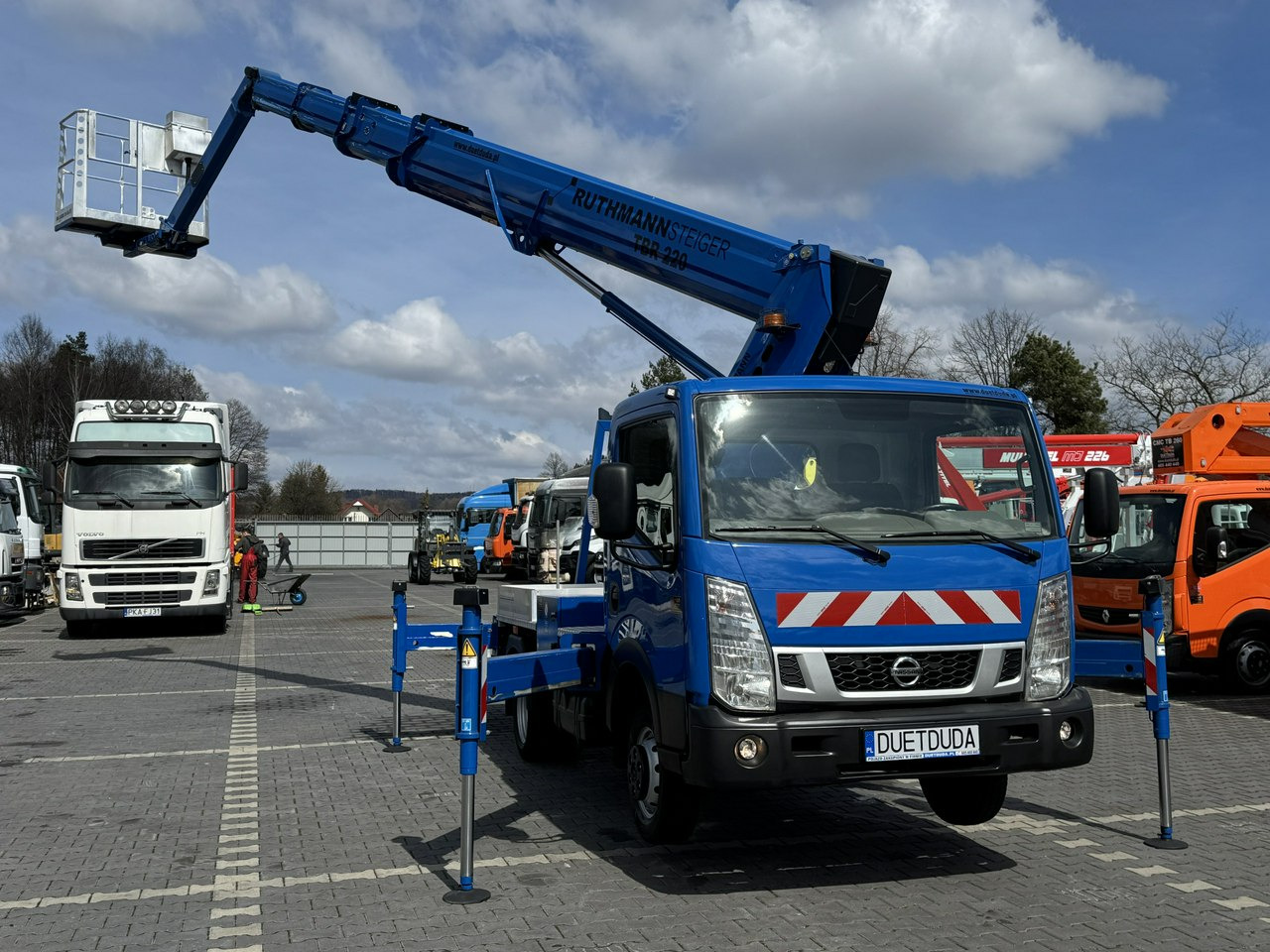 Nissan Cabstar - Φορτηγό με εναέρια πλατφόρμα: φωτογραφία 2 Nissan Cabstar - Φορτηγό με εναέρια πλατφόρμα: φωτογραφία 2