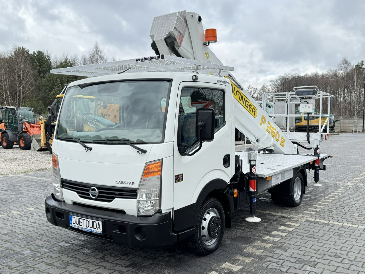Nissan Cabstar - Φορτηγό με εναέρια πλατφόρμα: φωτογραφία 3 Nissan Cabstar - Φορτηγό με εναέρια πλατφόρμα: φωτογραφία 3