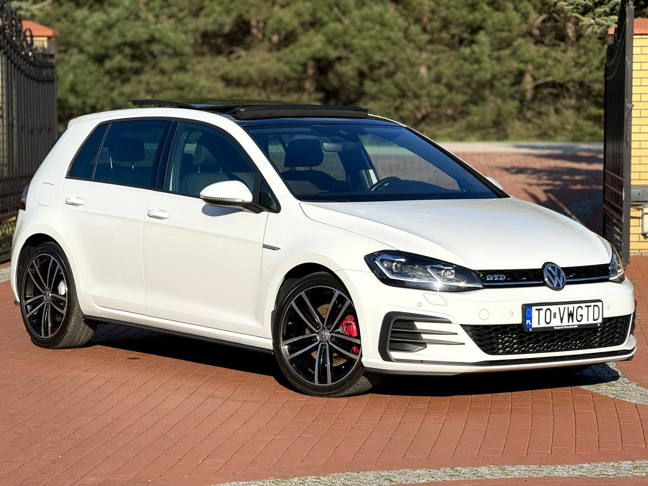 Volkswagen Golf - Hatchback: φωτογραφία 1 Volkswagen Golf - Hatchback: φωτογραφία 1