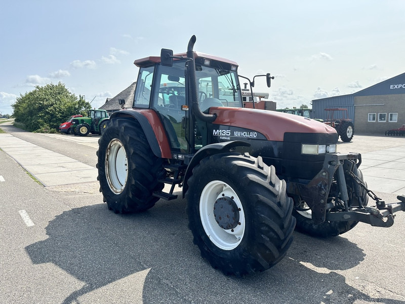 New Holland M135 - Τρακτέρ: φωτογραφία 3 New Holland M135 - Τρακτέρ: φωτογραφία 3