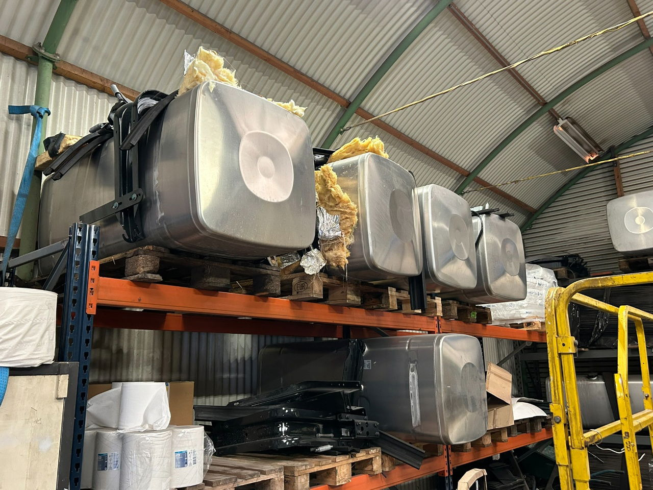 MAN 4 x Man 710 ltr tank orgineel / incl steunen / parts nr 81.12201-6949 160x70 - Ρεζερβουάρ καυσίμου: φωτογραφία 2 MAN 4 x Man 710 ltr tank orgineel / incl steunen / parts nr 81.12201-6949 160x70 - Ρεζερβουάρ καυσίμου: φωτογραφία 2