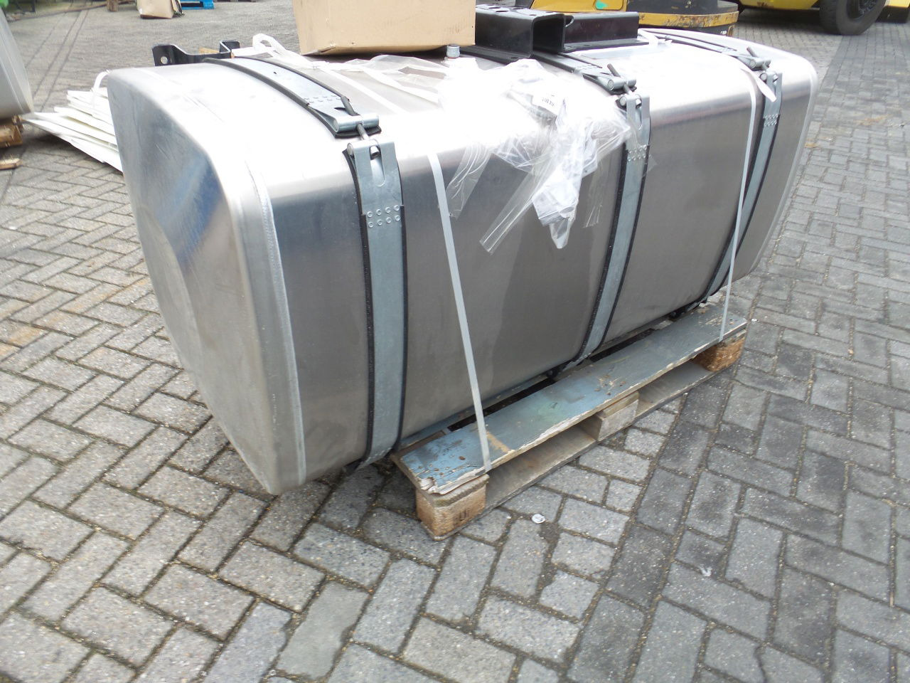 MAN 4 x Man 710 ltr tank orgineel / incl steunen / parts nr 81.12201-6949 160x70 - Ρεζερβουάρ καυσίμου: φωτογραφία 5 MAN 4 x Man 710 ltr tank orgineel / incl steunen / parts nr 81.12201-6949 160x70 - Ρεζερβουάρ καυσίμου: φωτογραφία 5