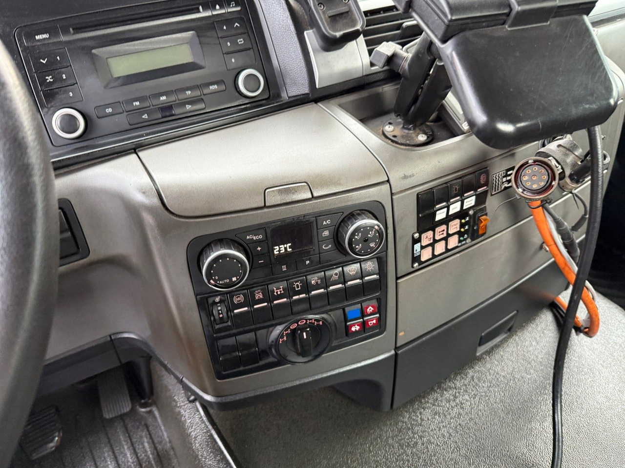 MAN TGS 18.360 4x4 Winterdienst Meiller Abroller - Φορτηγό φόρτωσης γάντζου: φωτογραφία 5 MAN TGS 18.360 4x4 Winterdienst Meiller Abroller - Φορτηγό φόρτωσης γάντζου: φωτογραφία 5