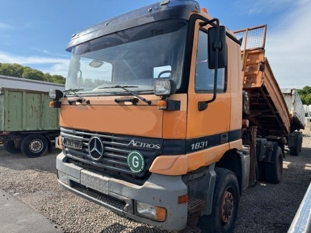 Mercedes-Benz Actros 1831 4x4 Kipper - Kran- Kupplung- Blattfe - Φορτηγό ανατρεπόμενο, Φορτηγό με γερανό: φωτογραφία 3 Mercedes-Benz Actros 1831 4x4 Kipper - Kran- Kupplung- Blattfe - Φορτηγό ανατρεπόμενο, Φορτηγό με γερανό: φωτογραφία 3