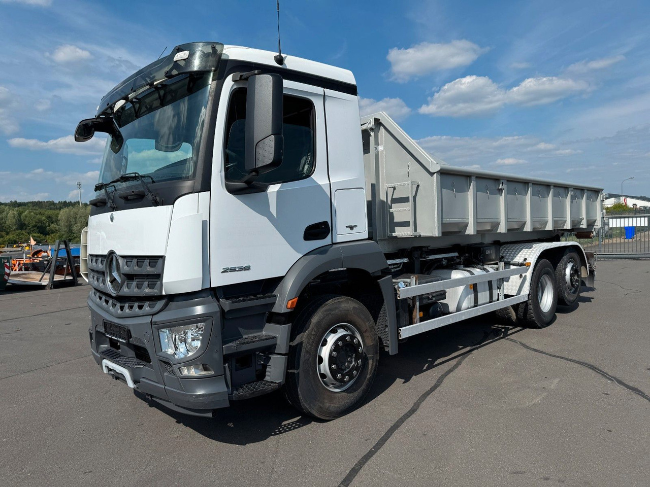 Mercedes-Benz Arocs 2535 6x2 Hiab XR 21S59 + Kranhydraulik - Φορτηγό φόρτωσης γάντζου: φωτογραφία 1 Mercedes-Benz Arocs 2535 6x2 Hiab XR 21S59 + Kranhydraulik - Φορτηγό φόρτωσης γάντζου: φωτογραφία 1