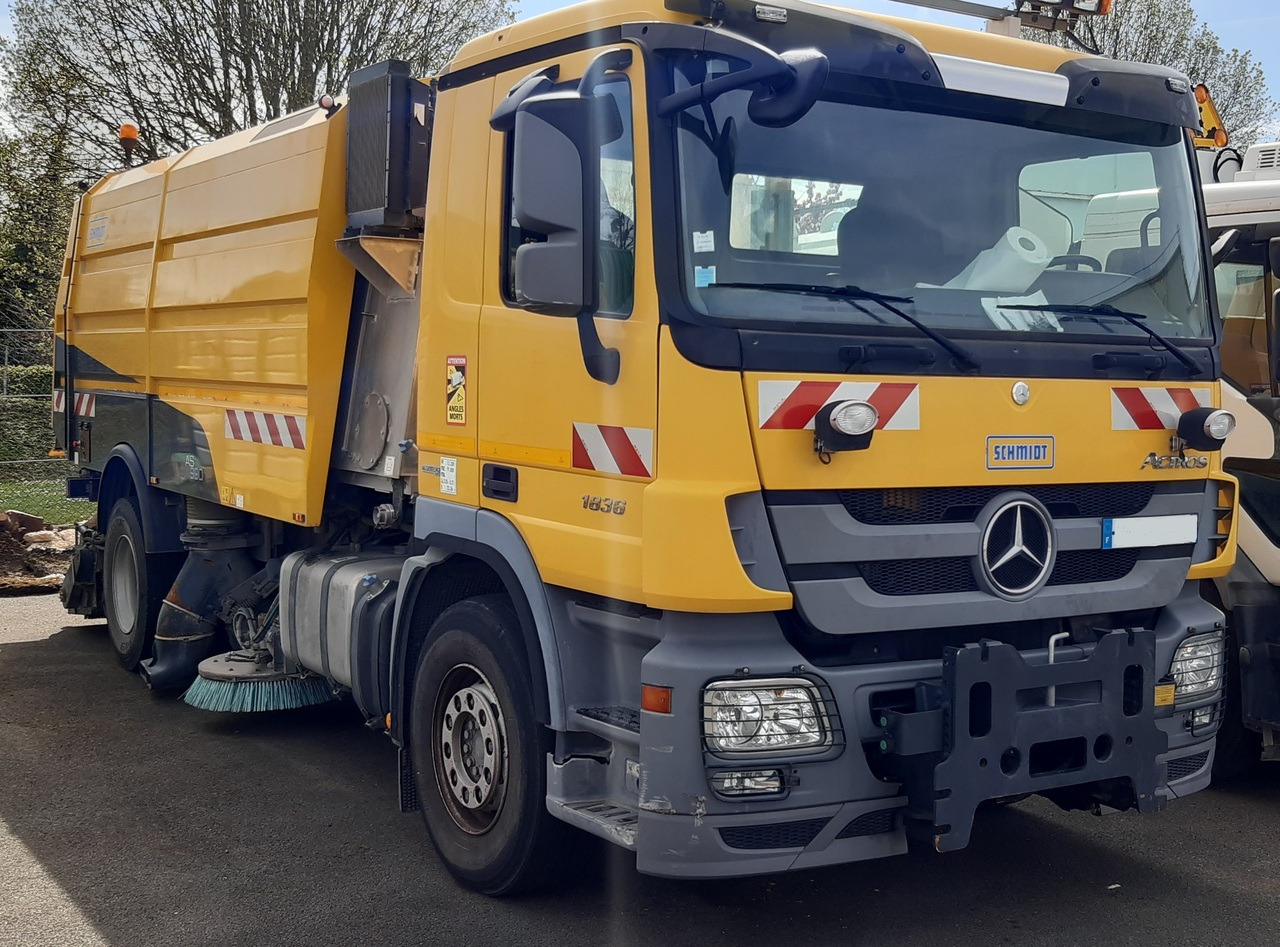 Runway Sweeper Schmidt AS990 - Σάρωθρο δρόμων: φωτογραφία 1 Runway Sweeper Schmidt AS990 - Σάρωθρο δρόμων: φωτογραφία 1