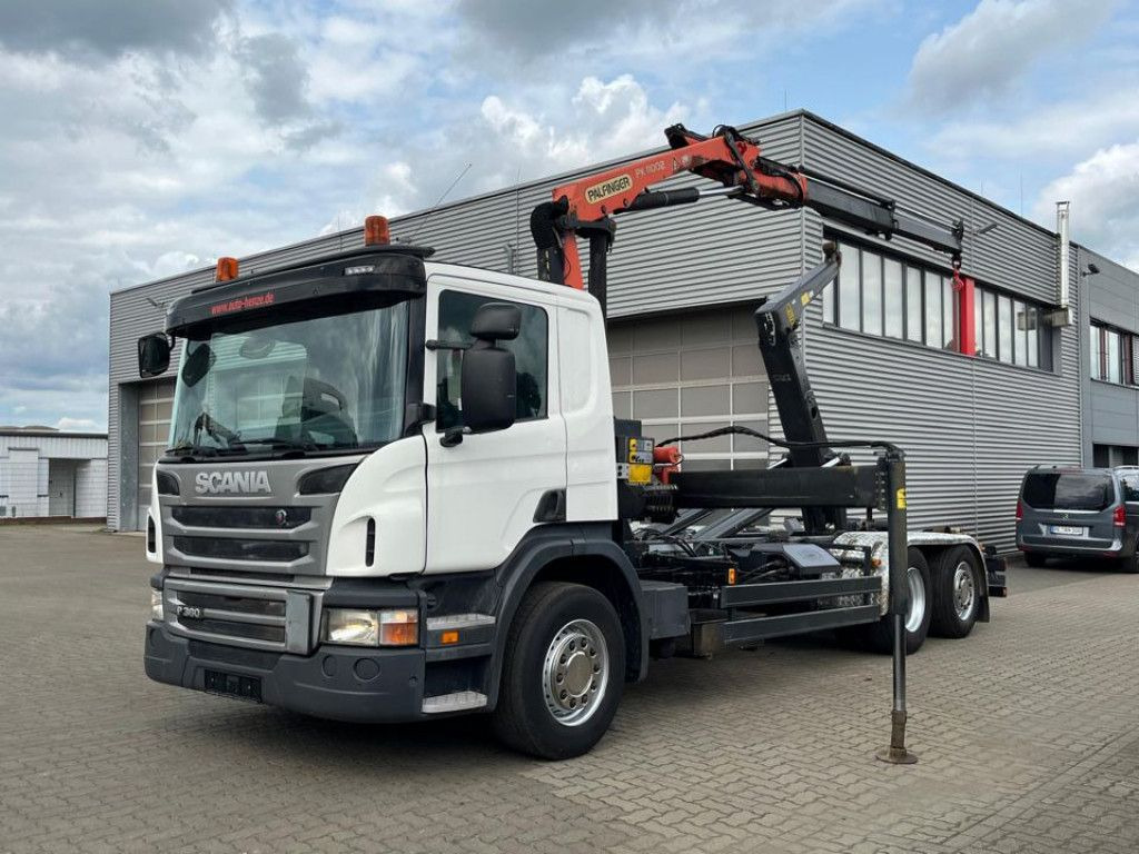 Scania P 360 6x2 Abrollkipper mit Kran Lift/Lenkachse Scania P 360 6x2 Abrollkipper mit Kran Lift/Lenkachse - Φορτηγό φόρτωσης γάντζου, Φορτηγό με γερανό: φωτογραφία 1 Scania P 360 6x2 Abrollkipper mit Kran Lift/Lenkachse Scania P 360 6x2 Abrollkipper mit Kran Lift/Lenkachse - Φορτηγό φόρτωσης γάντζου, Φορτηγό με γερανό: φωτογραφία 1