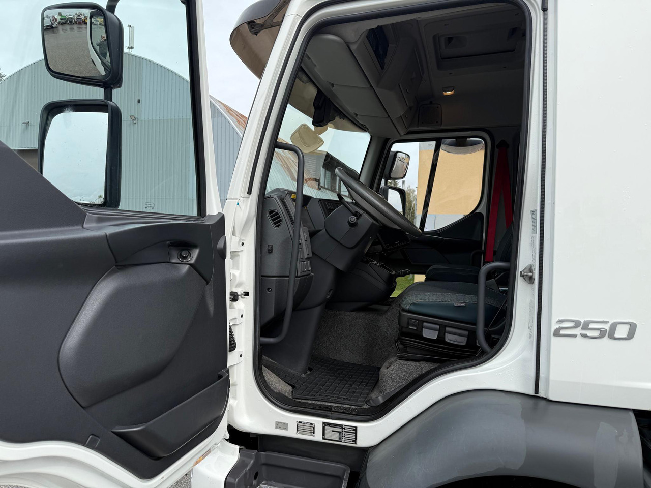 VOLVO FL250 - Φορτηγό κόφα: φωτογραφία 4 VOLVO FL250 - Φορτηγό κόφα: φωτογραφία 4