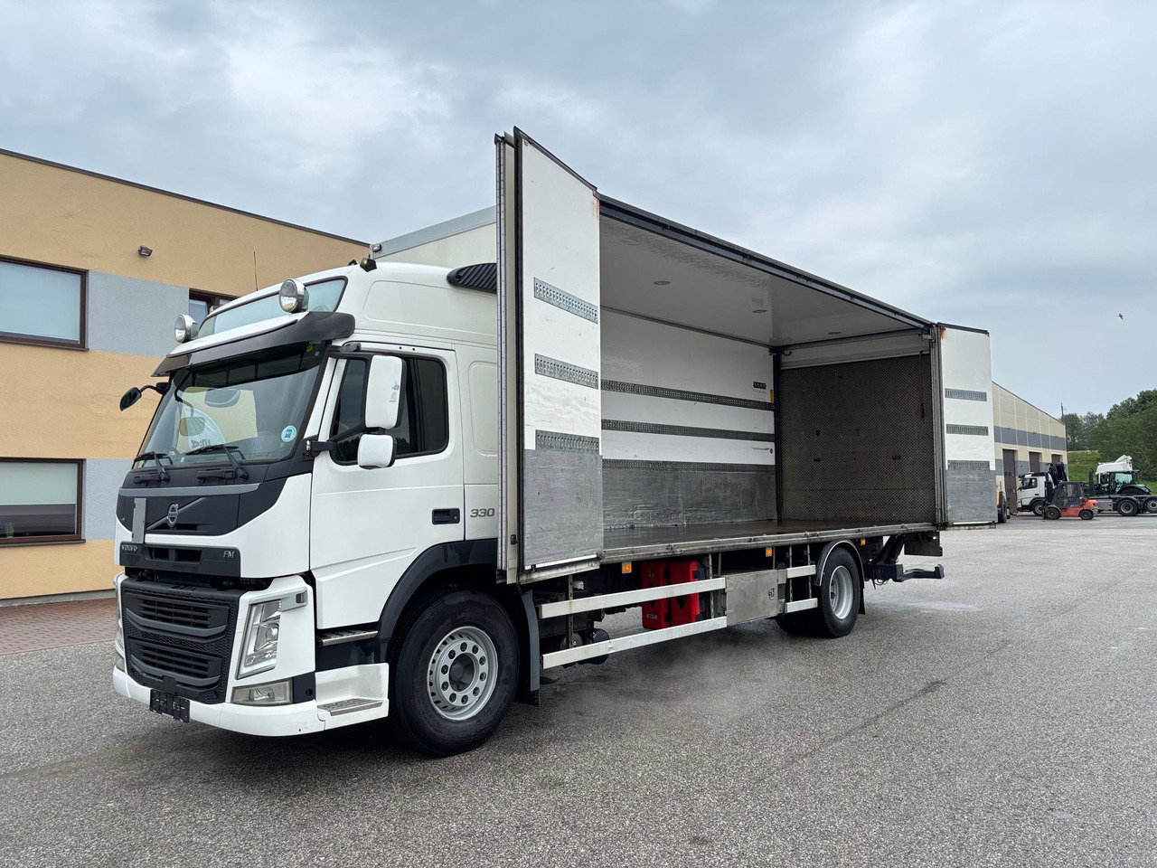 VOLVO FM330 - Φορτηγό κόφα: φωτογραφία 4 VOLVO FM330 - Φορτηγό κόφα: φωτογραφία 4