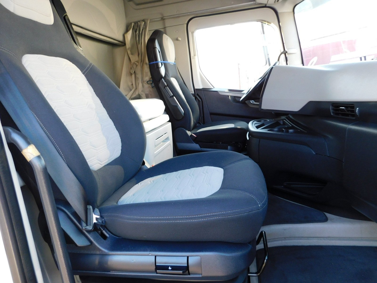 Ford F max 4x2 scab e6 12s2620 - Τράκτορας: φωτογραφία 5 Ford F max 4x2 scab e6 12s2620 - Τράκτορας: φωτογραφία 5
