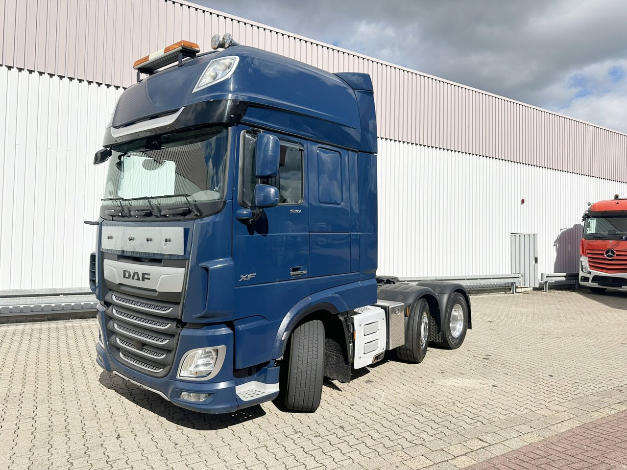 DAF XF 530 FT 6x2 XF 530 FT 6x2, Intarder, Navi, Spacecab, Vorlauflenk/lift, zGG 68t - Τράκτορας: φωτογραφία 1 DAF XF 530 FT 6x2 XF 530 FT 6x2, Intarder, Navi, Spacecab, Vorlauflenk/lift, zGG 68t - Τράκτορας: φωτογραφία 1