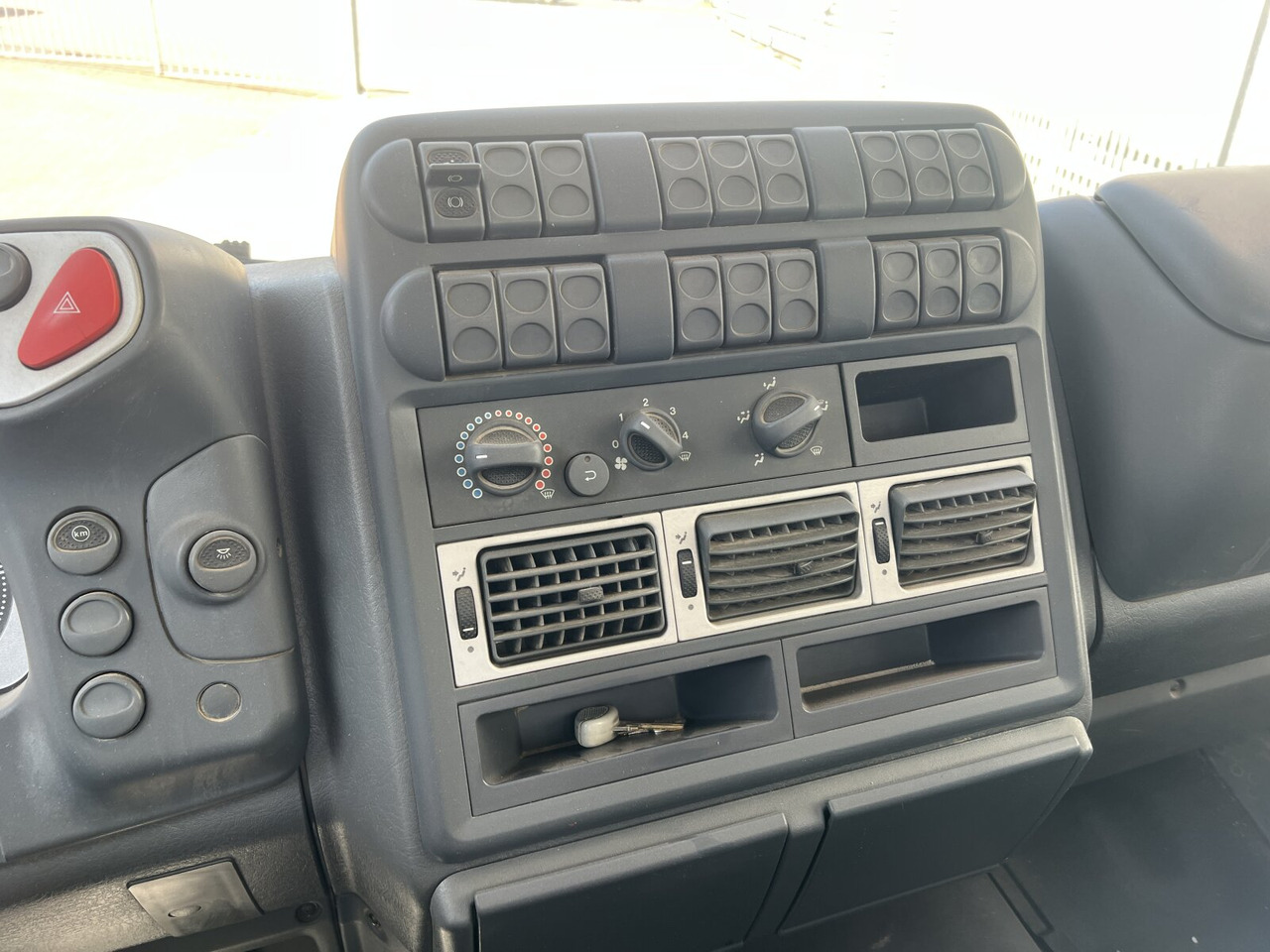 EuroCargo ML80E18K 4x2 EuroCargo ML80E18K 4x2 - Φορτηγό ανατρεπόμενο: φωτογραφία 5 EuroCargo ML80E18K 4x2 EuroCargo ML80E18K 4x2 - Φορτηγό ανατρεπόμενο: φωτογραφία 5