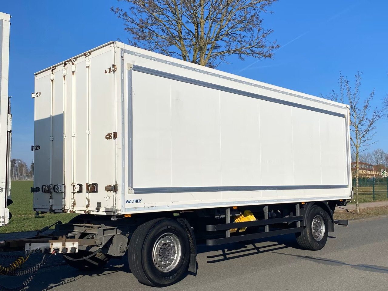 Kofferanhänger mit LBW Kofferanhänger mit LBW, Durchladesystem - Ρυμούλκα κόφα: φωτογραφία 1 Kofferanhänger mit LBW Kofferanhänger mit LBW, Durchladesystem - Ρυμούλκα κόφα: φωτογραφία 1